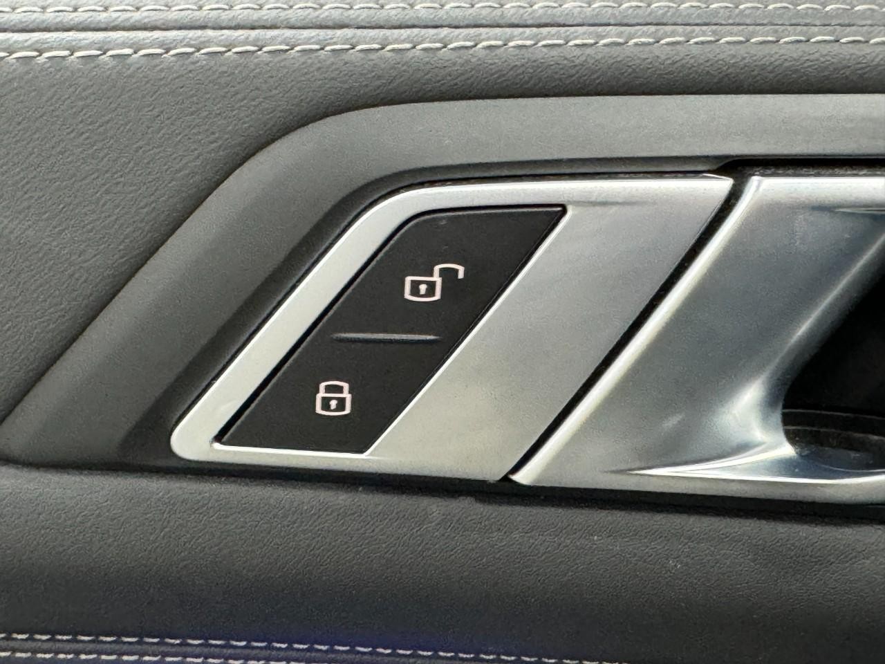 BMW X5 Vehicle Full-screen Gallery Image 24