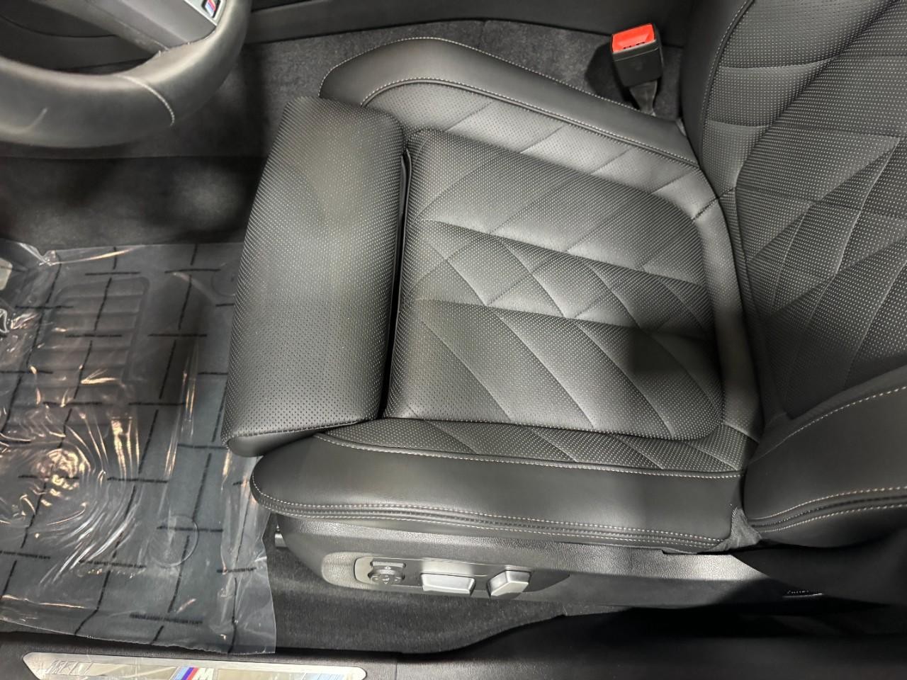 BMW X5 Vehicle Full-screen Gallery Image 27