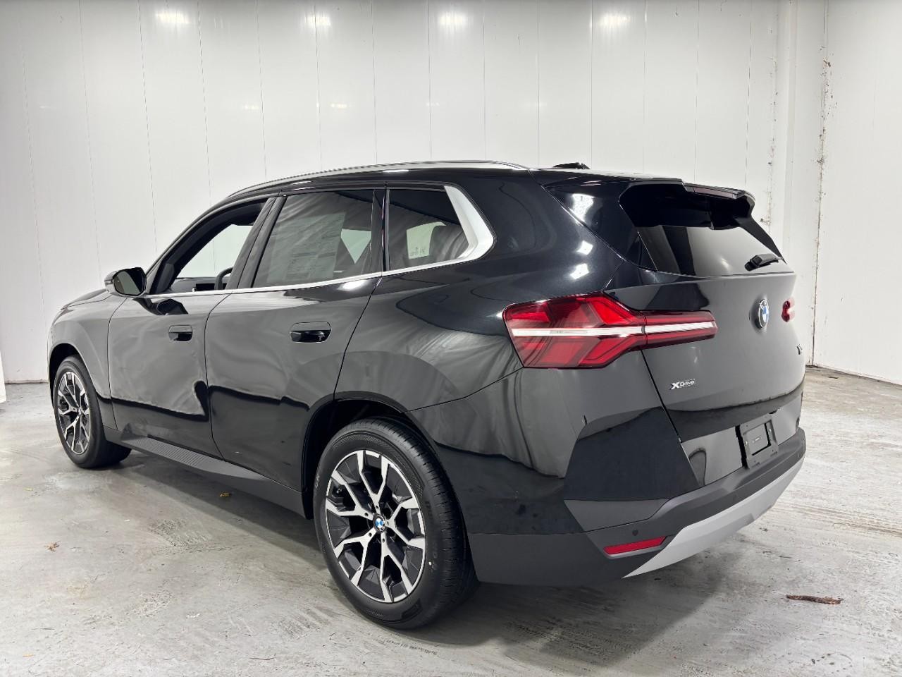 BMW X3 Vehicle Full-screen Gallery Image 3