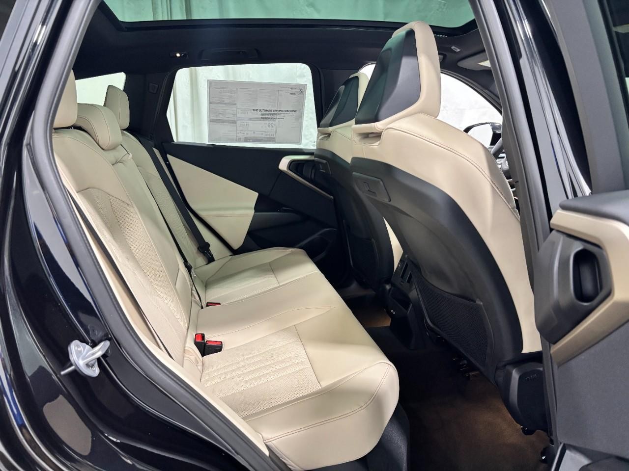 BMW X3 Vehicle Full-screen Gallery Image 13