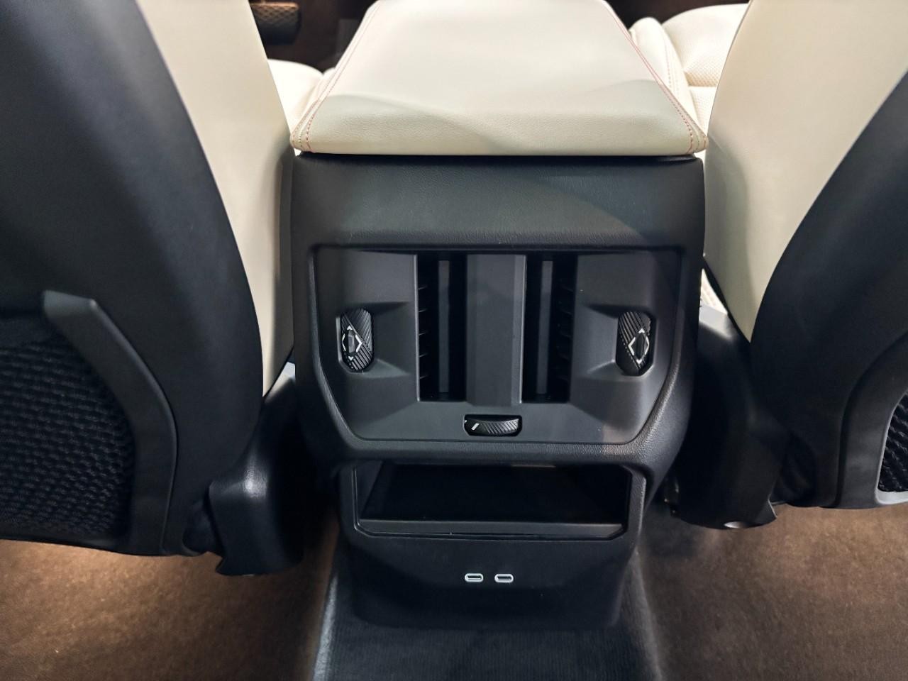 BMW X3 Vehicle Full-screen Gallery Image 18