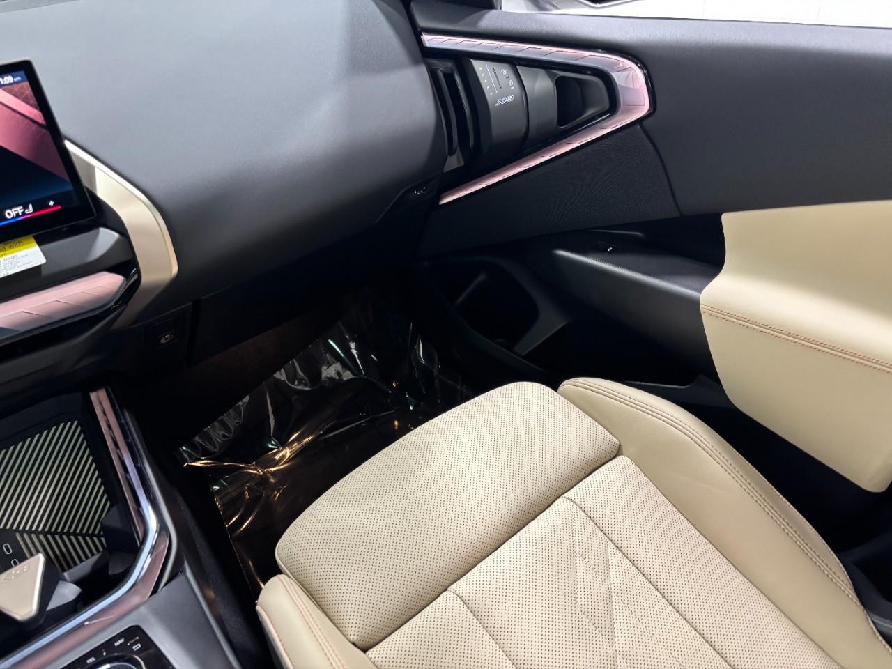 BMW X3 Vehicle Full-screen Gallery Image 19