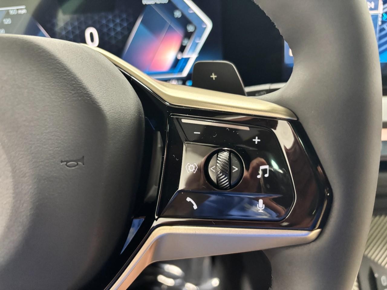 BMW X3 Vehicle Full-screen Gallery Image 23