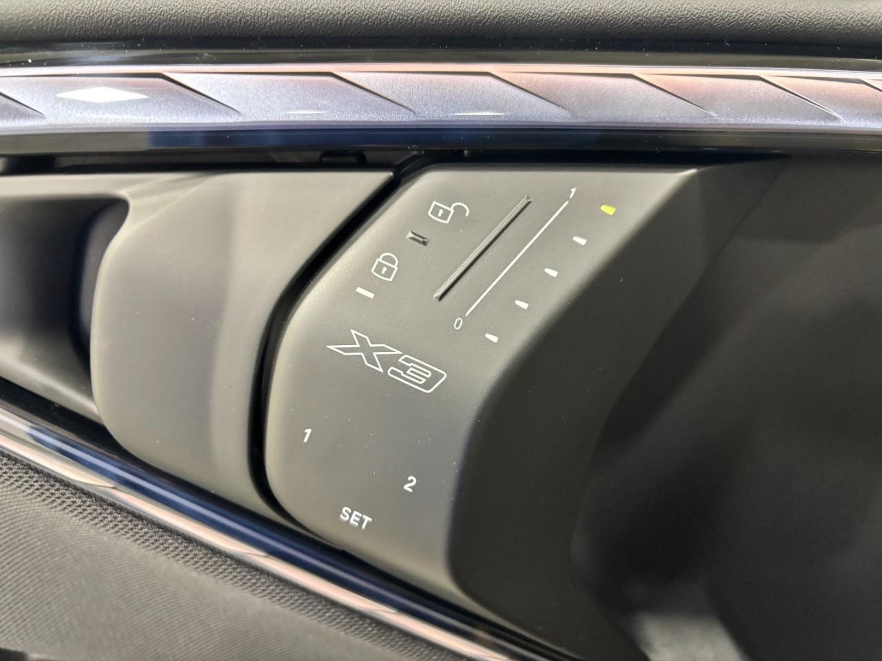 BMW X3 Vehicle Full-screen Gallery Image 35