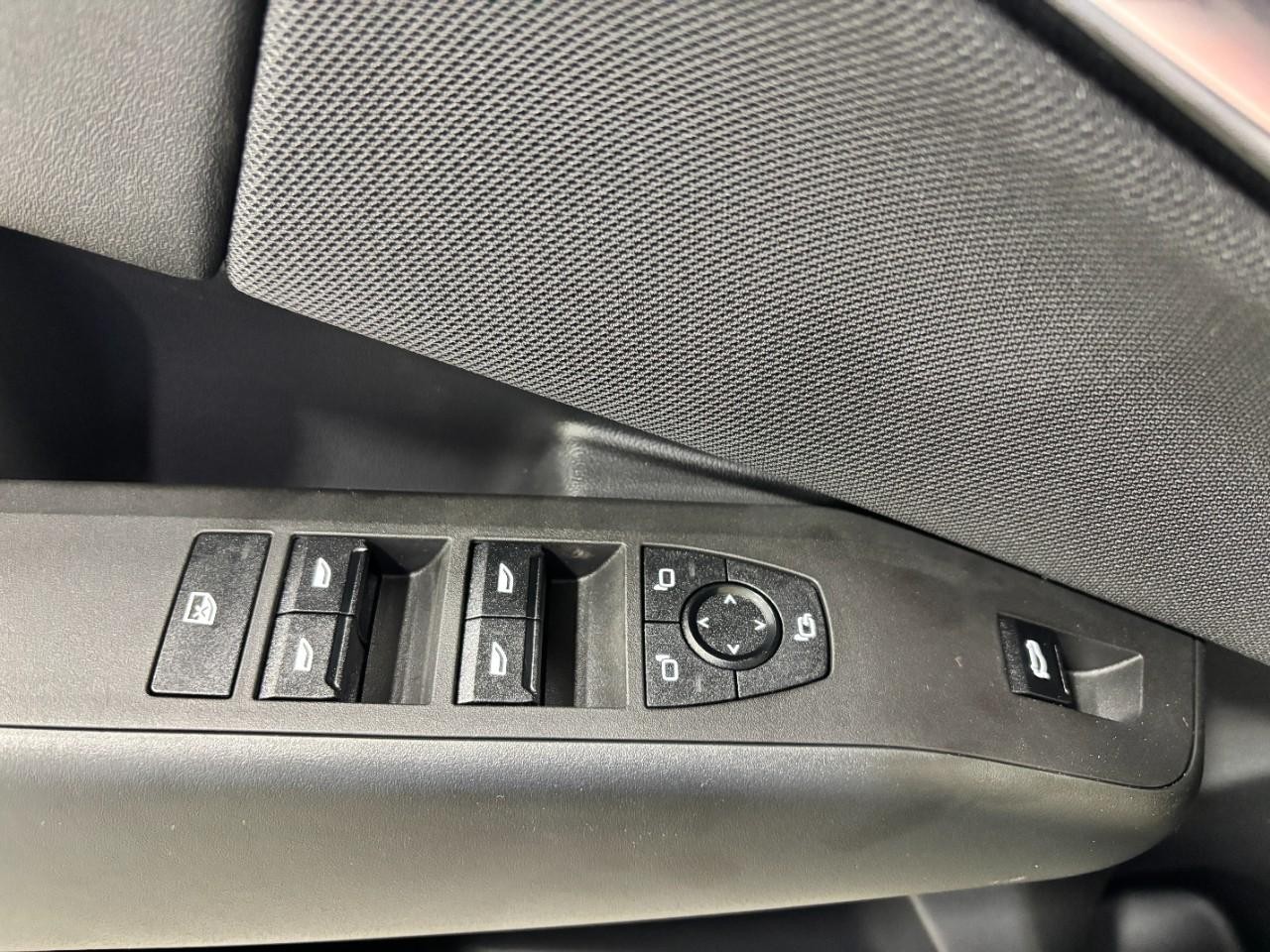 BMW X3 Vehicle Full-screen Gallery Image 36