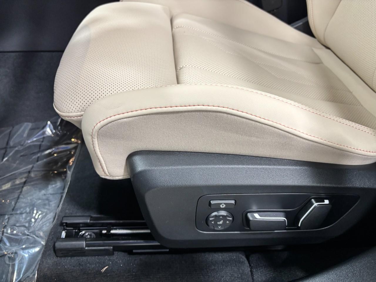 BMW X3 Vehicle Full-screen Gallery Image 38