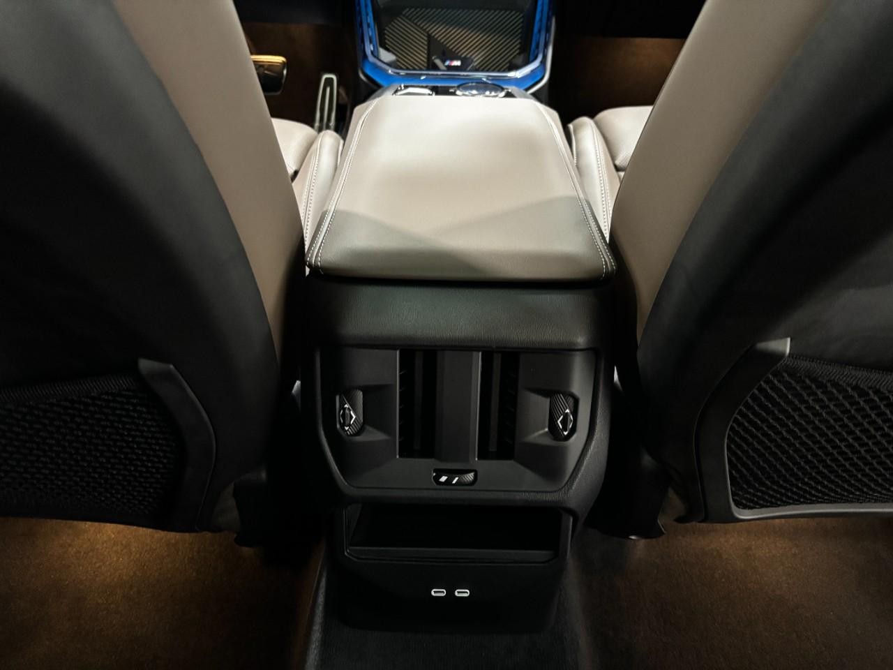 BMW X3 Vehicle Full-screen Gallery Image 18