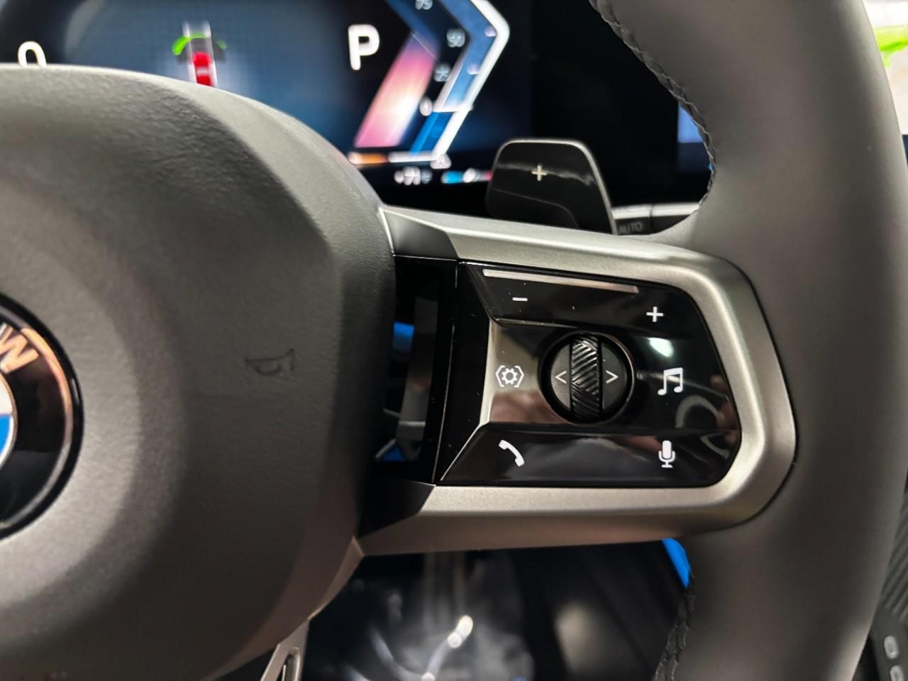 BMW X3 Vehicle Full-screen Gallery Image 23