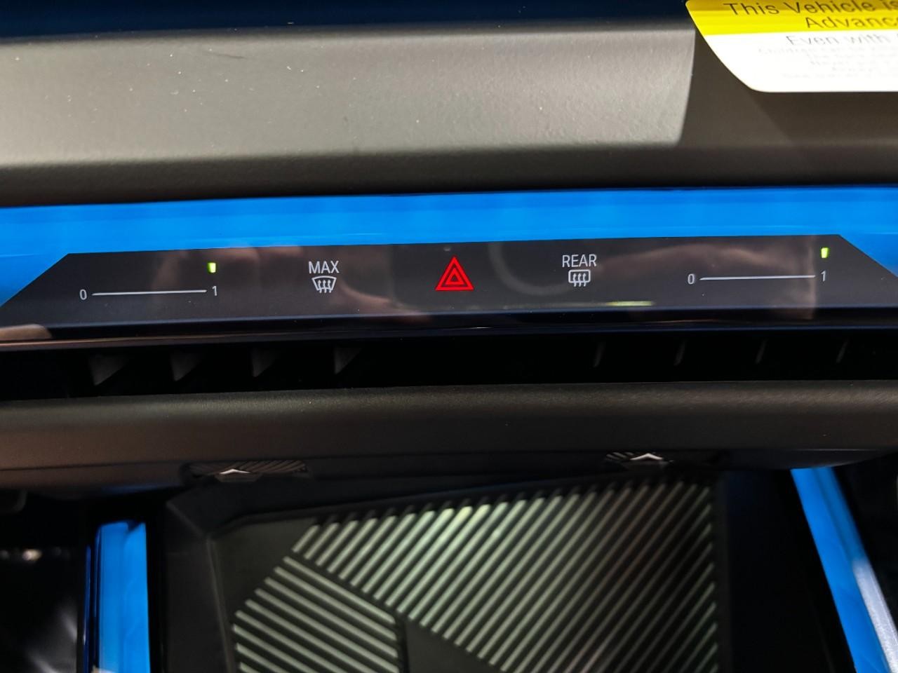 BMW X3 Vehicle Full-screen Gallery Image 28