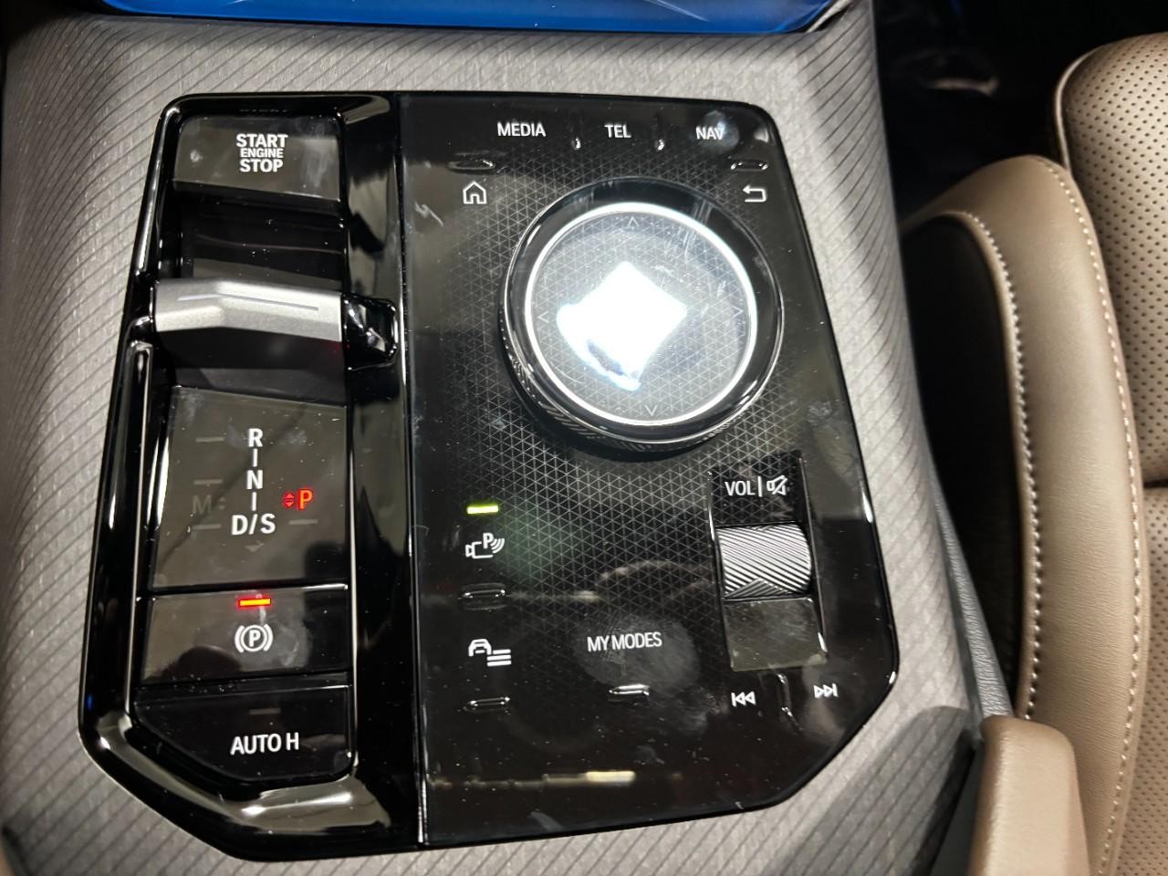 BMW X3 Vehicle Full-screen Gallery Image 30