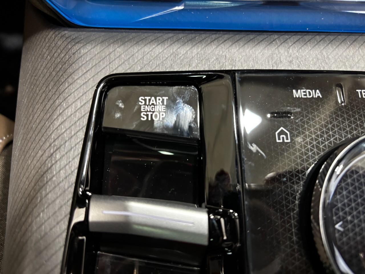 BMW X3 Vehicle Full-screen Gallery Image 32