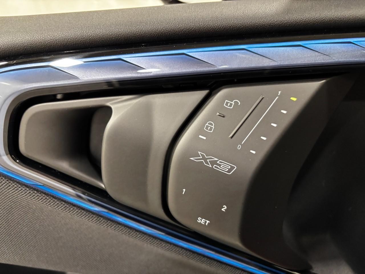 BMW X3 Vehicle Full-screen Gallery Image 35