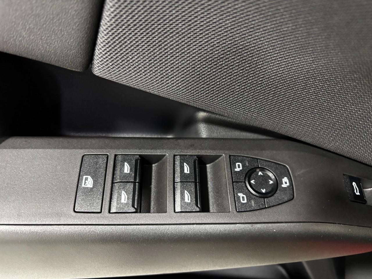 BMW X3 Vehicle Full-screen Gallery Image 36