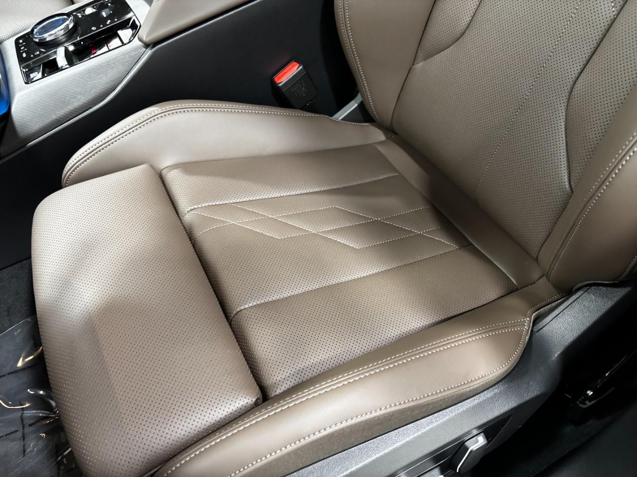 BMW X3 Vehicle Full-screen Gallery Image 39