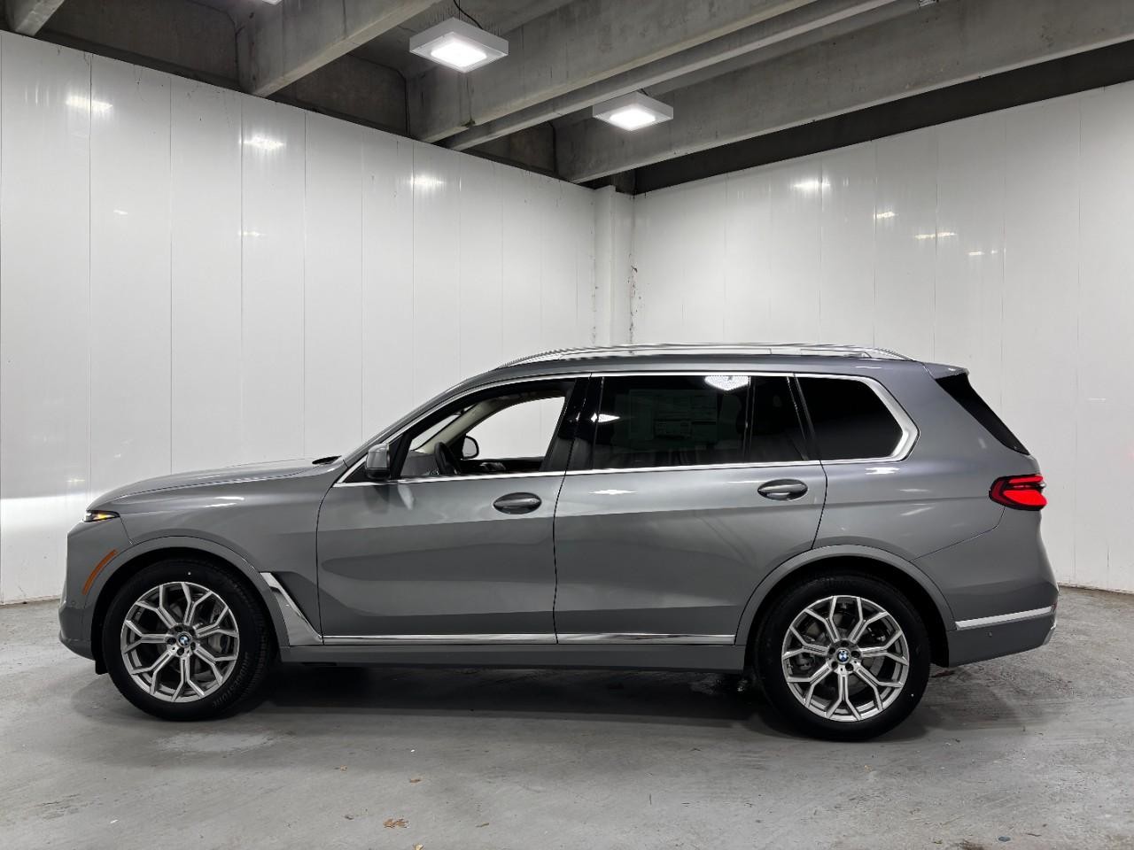BMW X7 Vehicle Full-screen Gallery Image 2