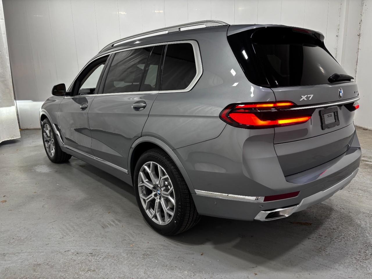BMW X7 Vehicle Full-screen Gallery Image 3