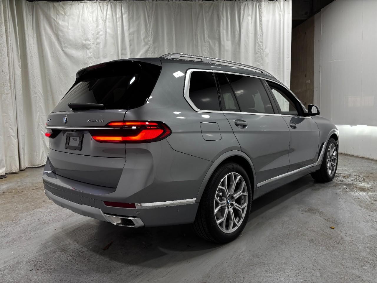 BMW X7 Vehicle Full-screen Gallery Image 4