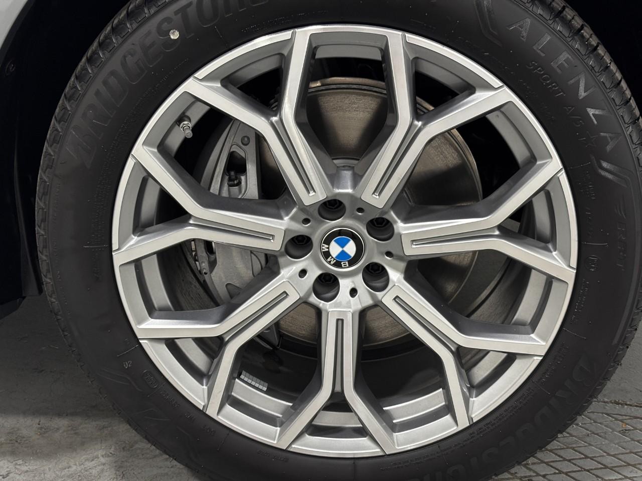 BMW X7 Vehicle Full-screen Gallery Image 5