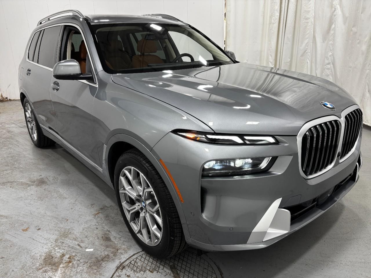 BMW X7 Vehicle Full-screen Gallery Image 6