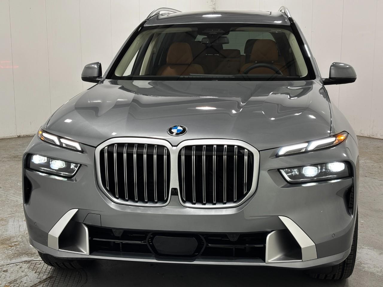 BMW X7 Vehicle Full-screen Gallery Image 7