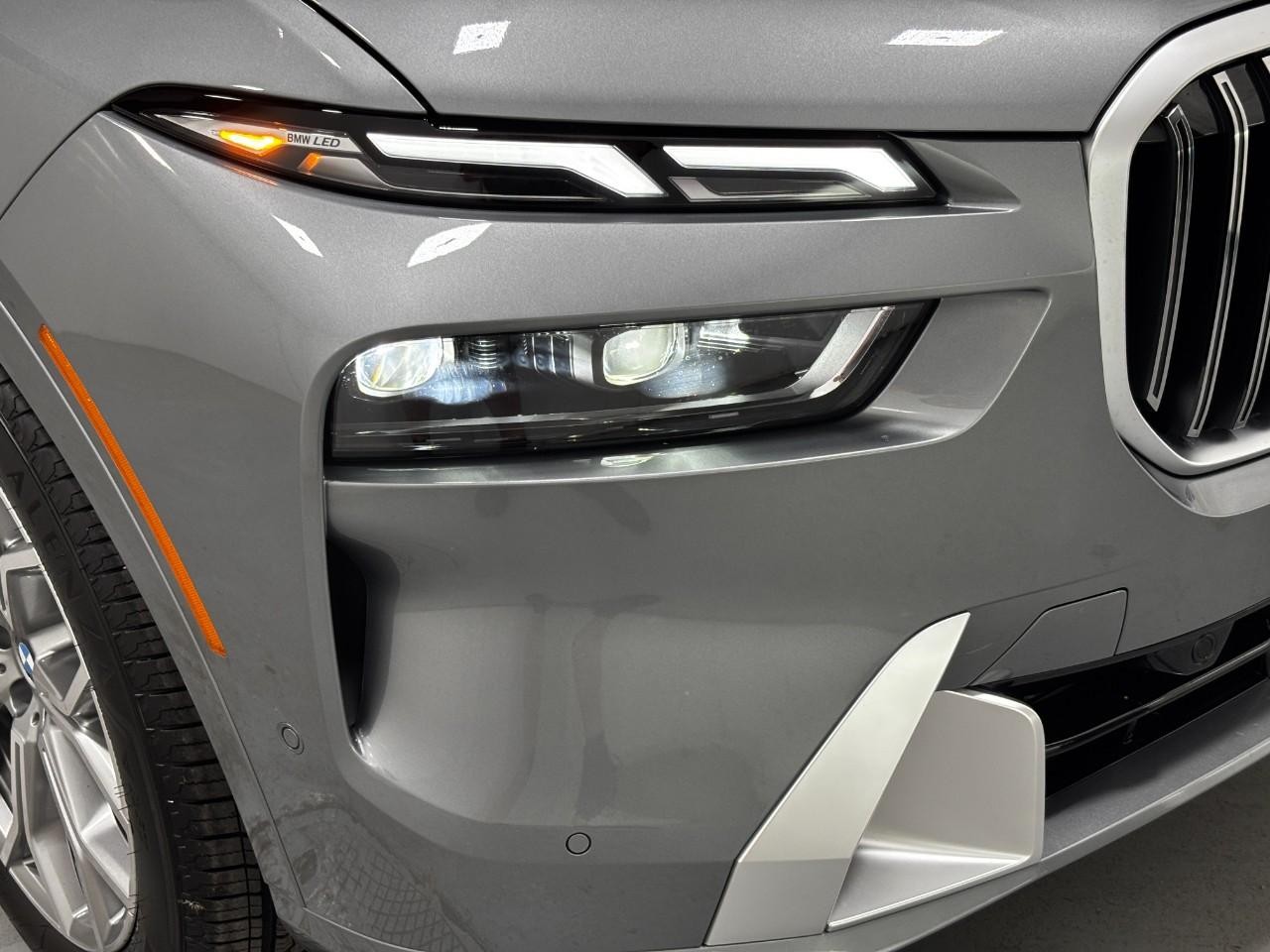 BMW X7 Vehicle Full-screen Gallery Image 8