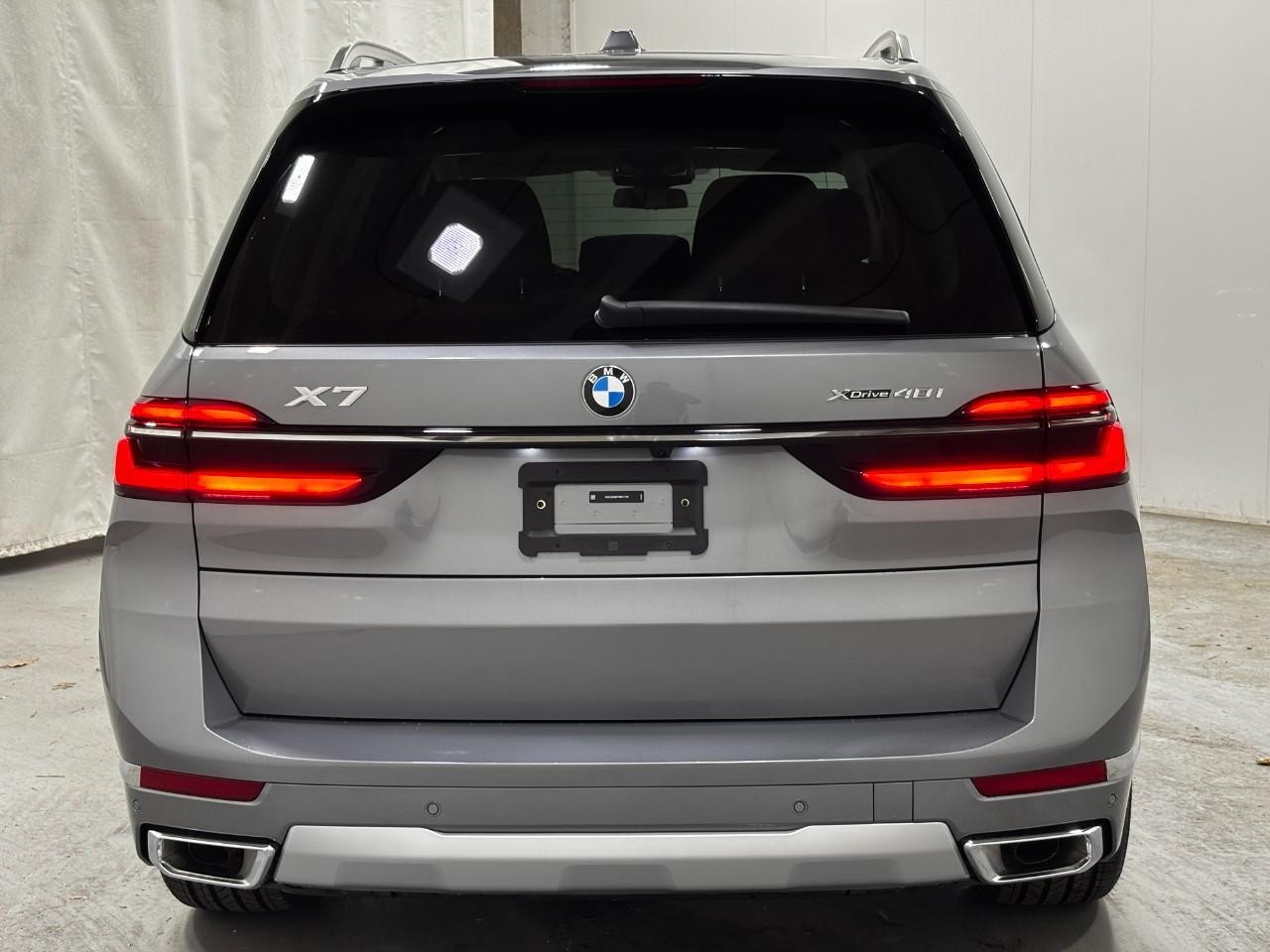 BMW X7 Vehicle Full-screen Gallery Image 10