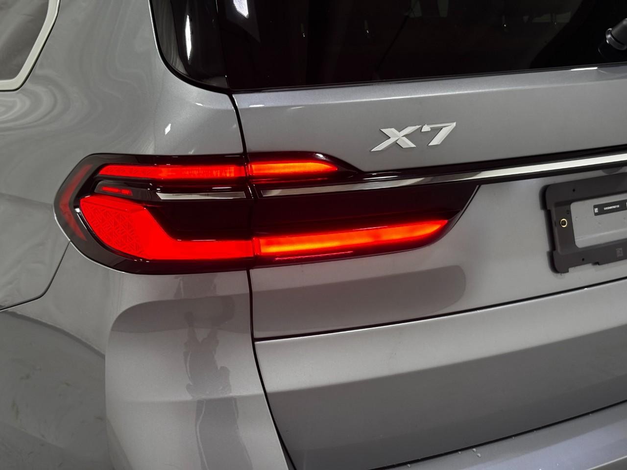 BMW X7 Vehicle Full-screen Gallery Image 11