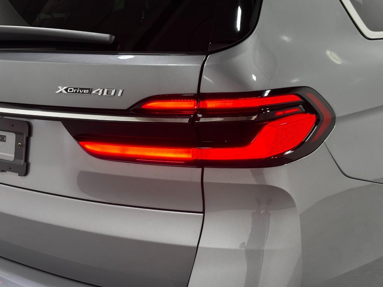 BMW X7 Vehicle Full-screen Gallery Image 12