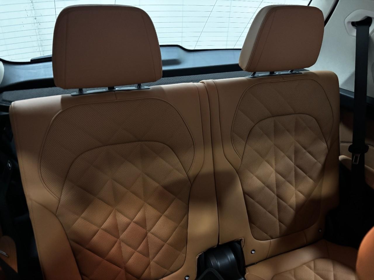 BMW X7 Vehicle Full-screen Gallery Image 13