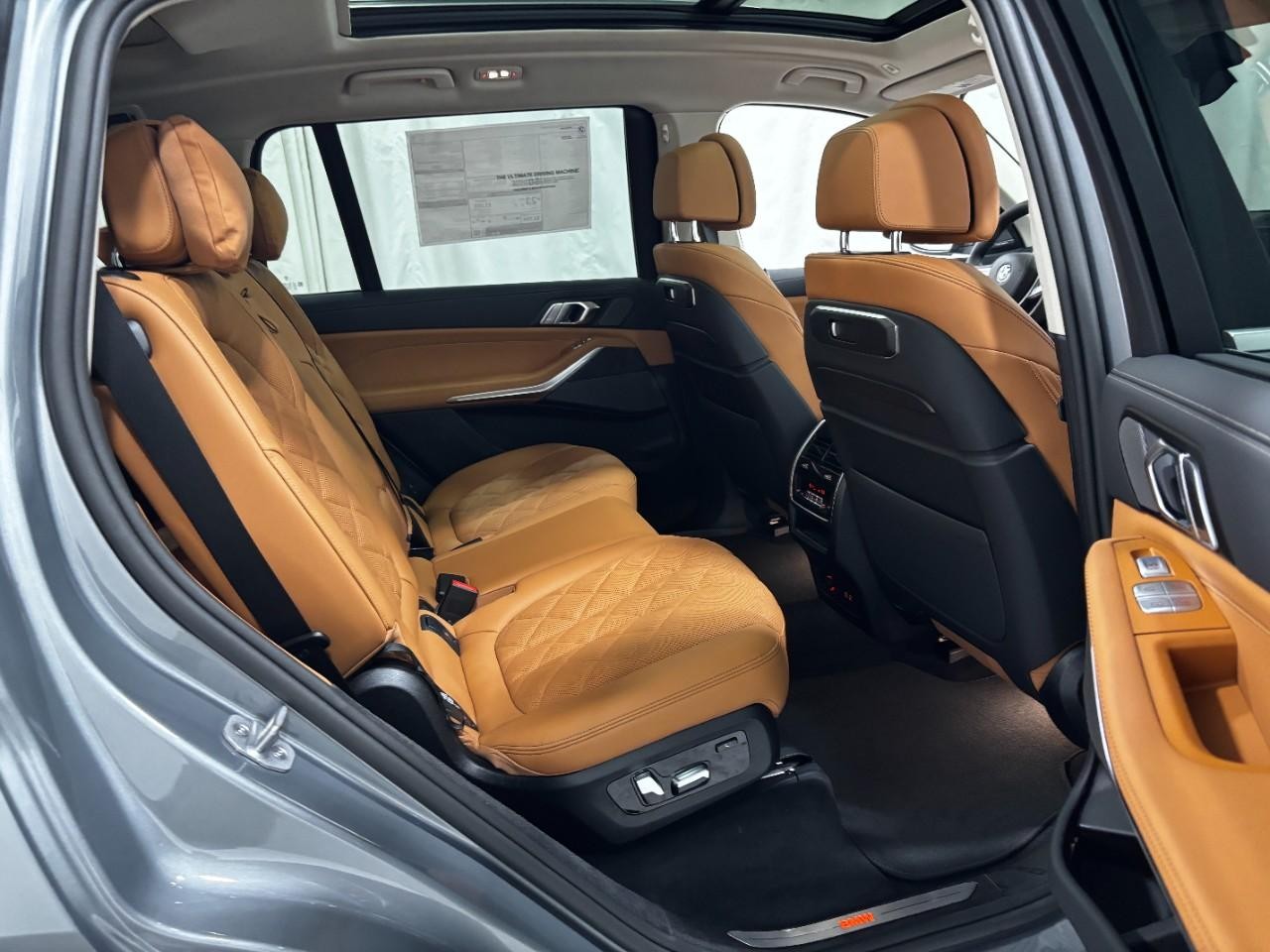 BMW X7 Vehicle Full-screen Gallery Image 14