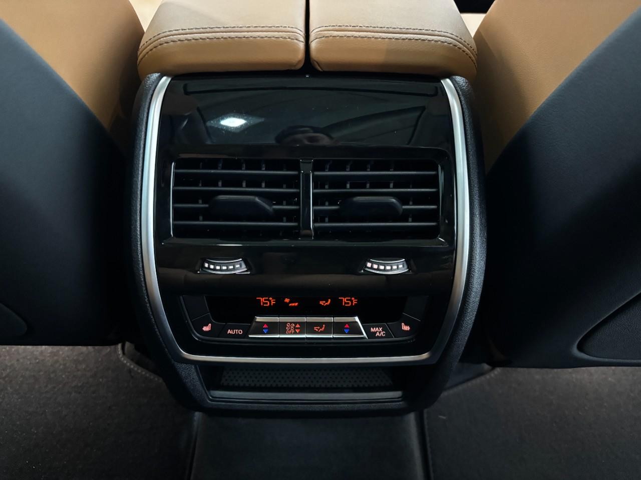 BMW X7 Vehicle Full-screen Gallery Image 19