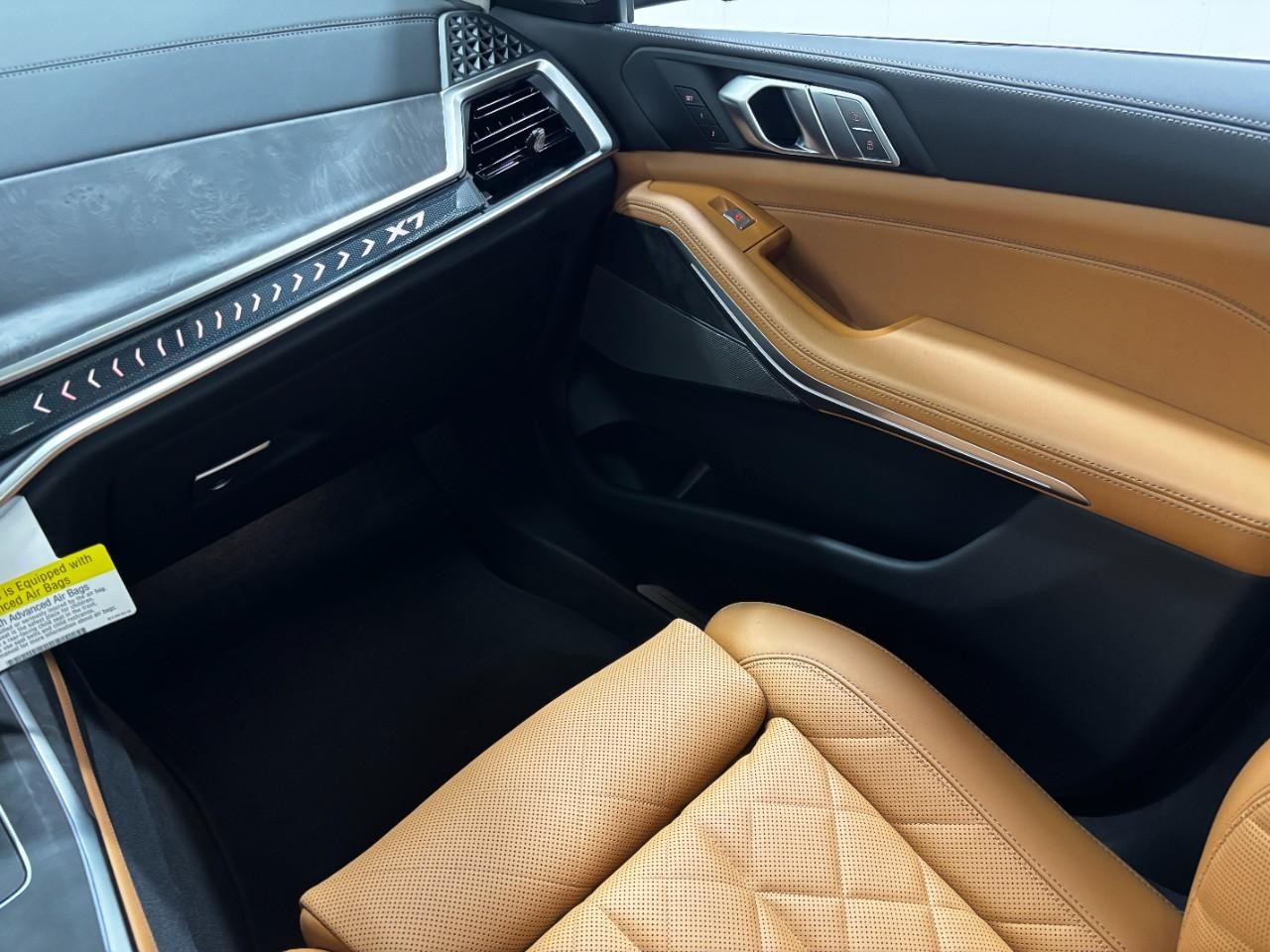 BMW X7 Vehicle Full-screen Gallery Image 20