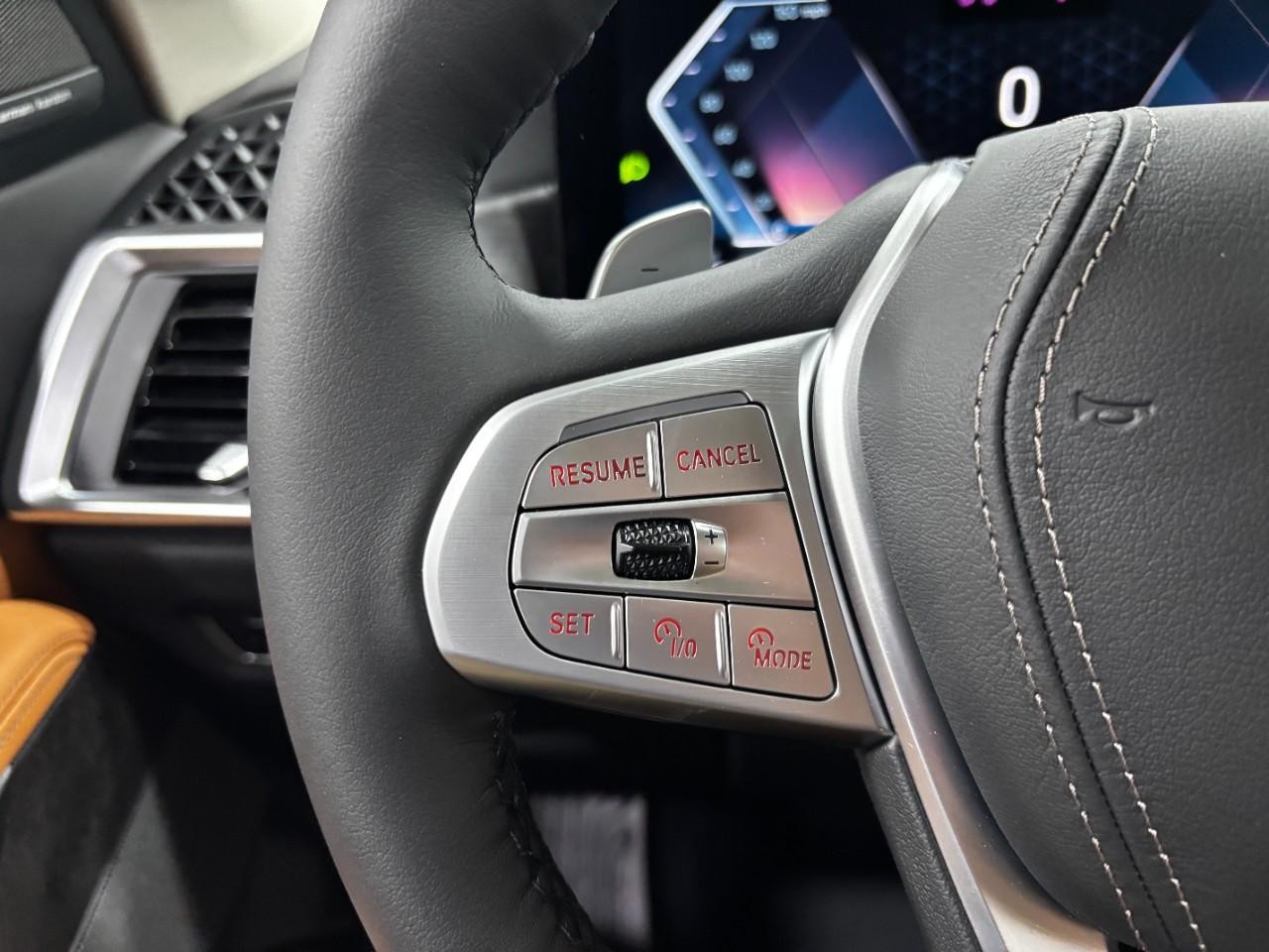 BMW X7 Vehicle Full-screen Gallery Image 22