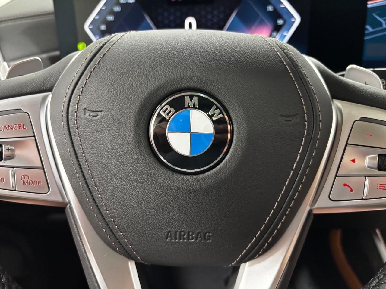 BMW X7 Vehicle Full-screen Gallery Image 23