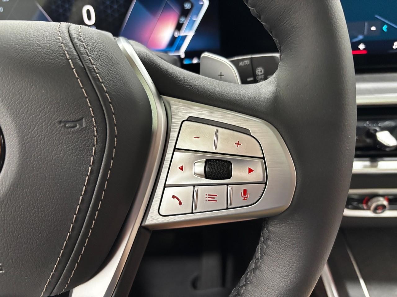 BMW X7 Vehicle Full-screen Gallery Image 24