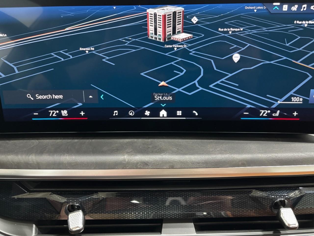 BMW X7 Vehicle Full-screen Gallery Image 26