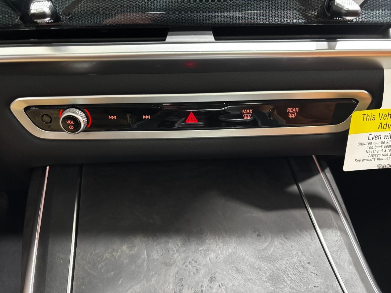 BMW X7 Vehicle Full-screen Gallery Image 28