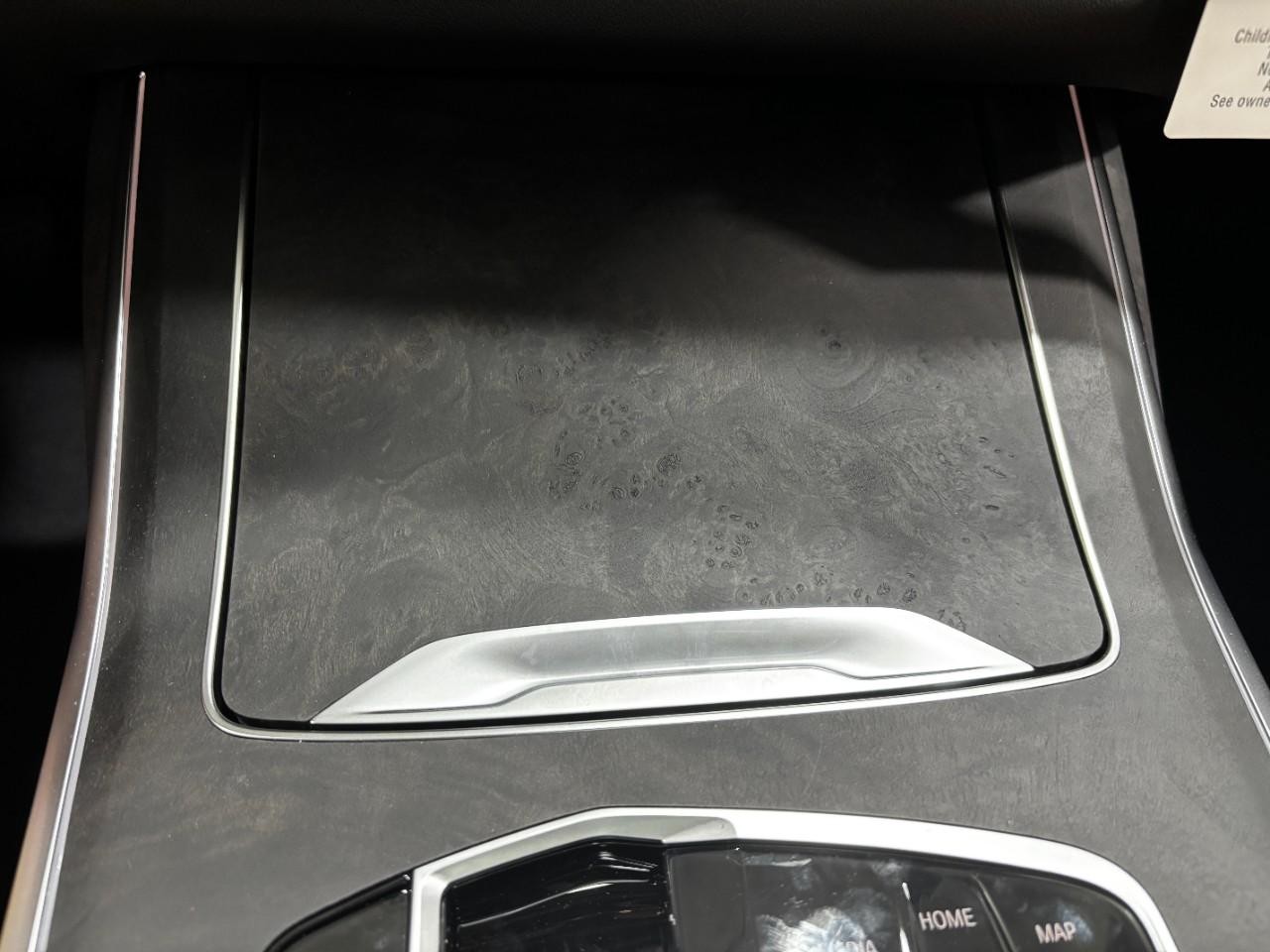 BMW X7 Vehicle Full-screen Gallery Image 29