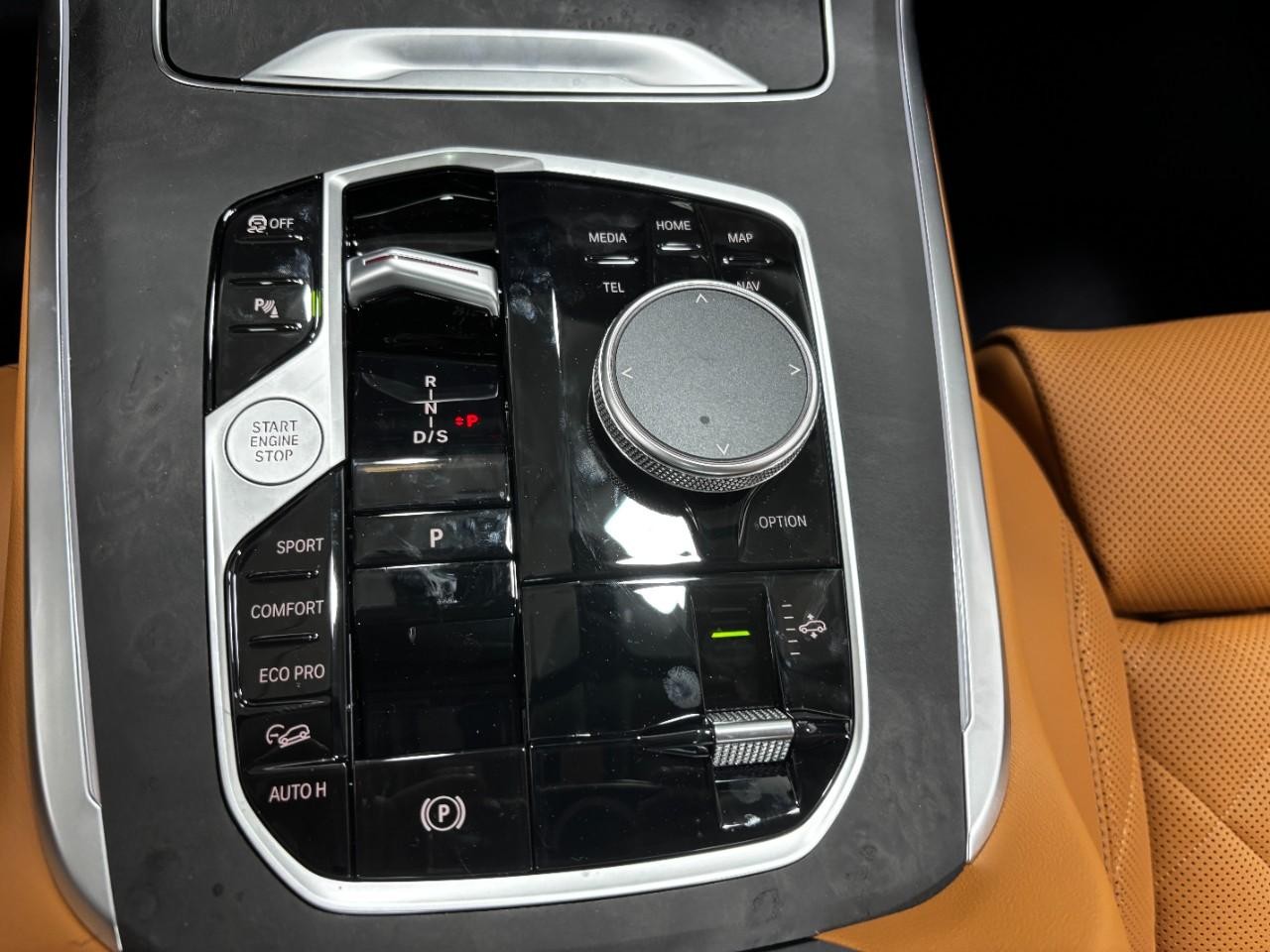 BMW X7 Vehicle Full-screen Gallery Image 30
