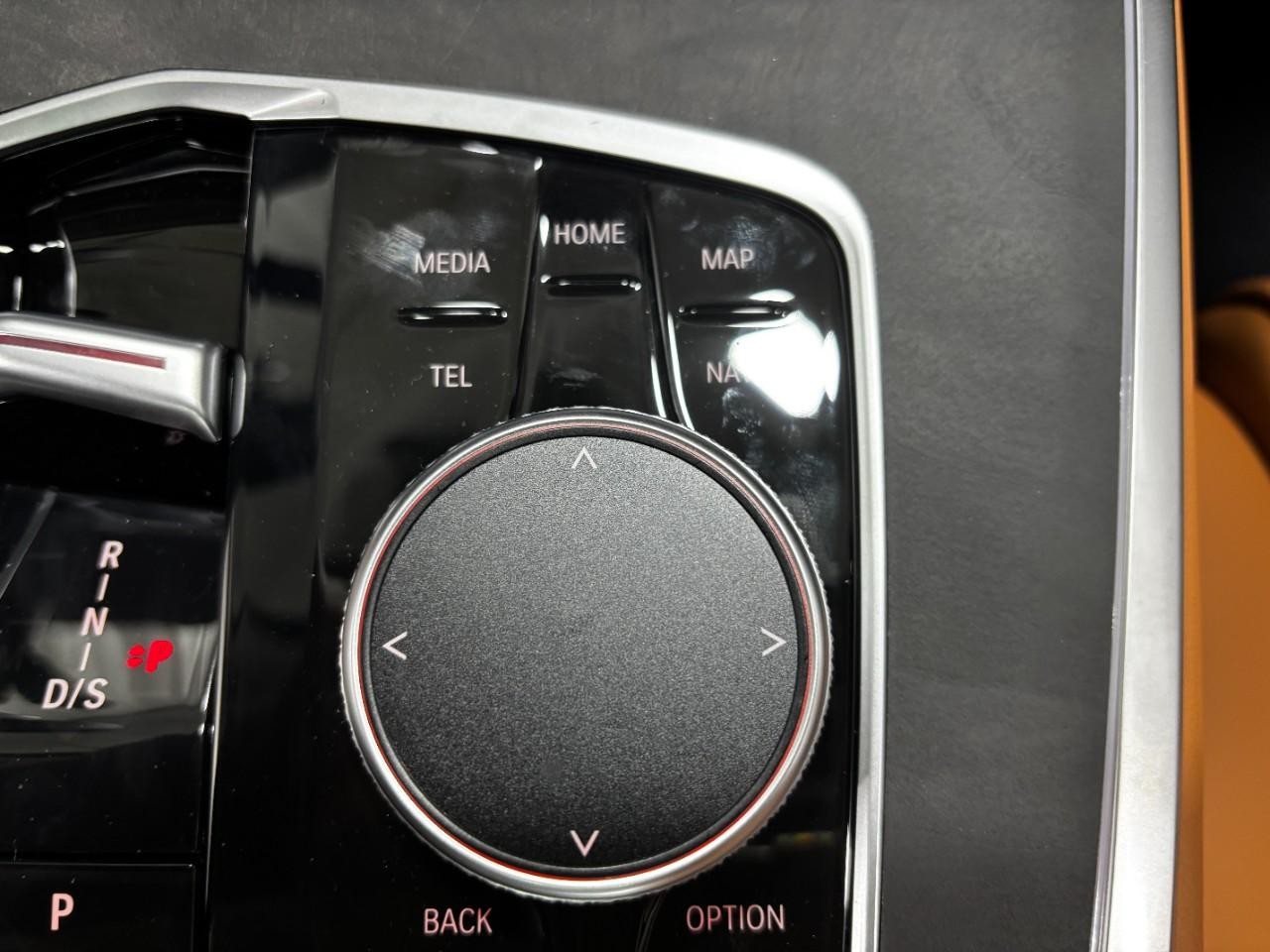 BMW X7 Vehicle Full-screen Gallery Image 31