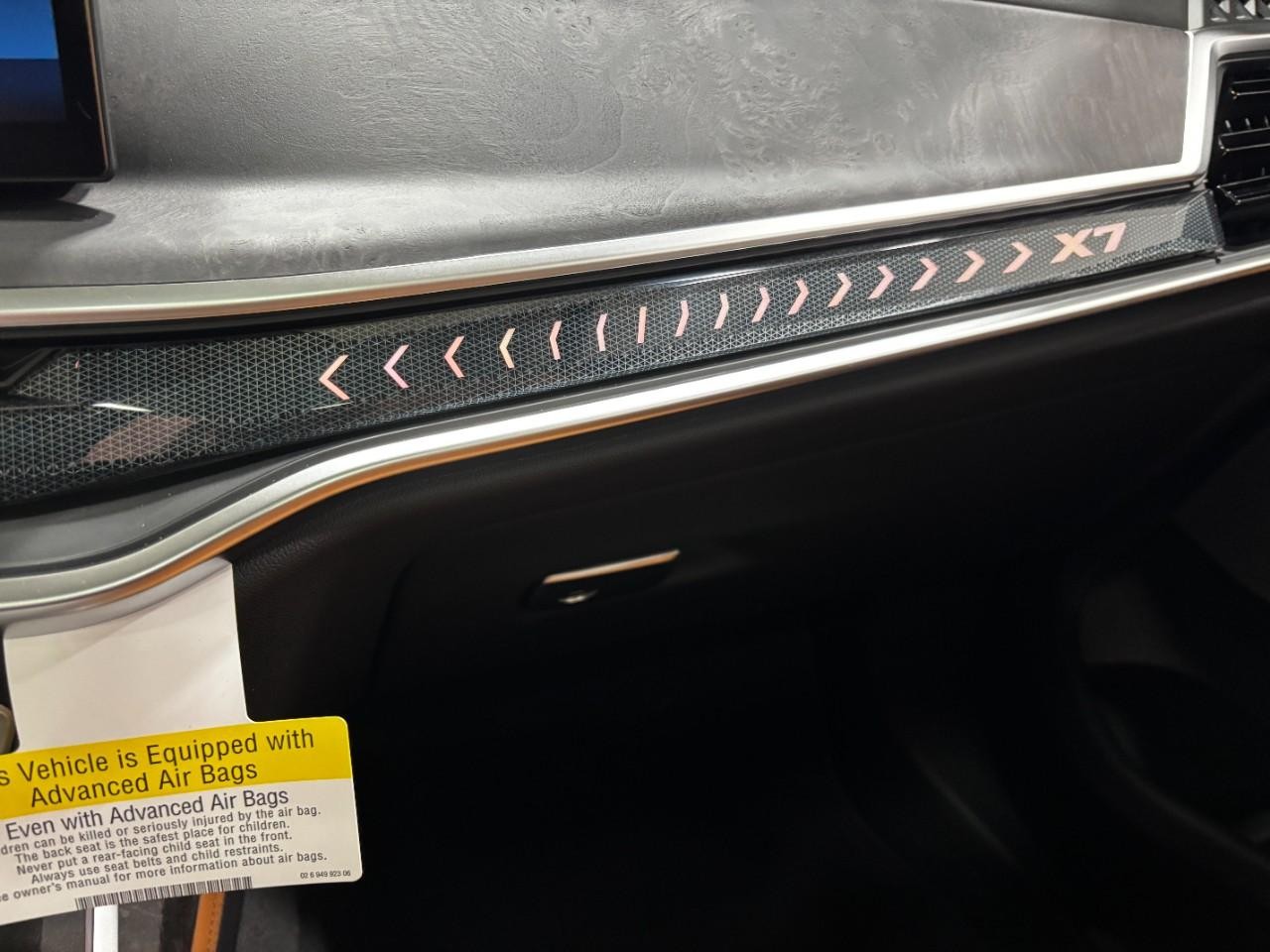 BMW X7 Vehicle Full-screen Gallery Image 33