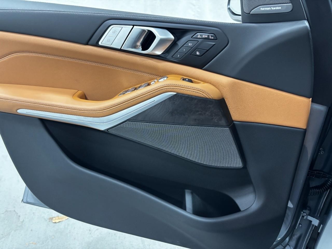 BMW X7 Vehicle Full-screen Gallery Image 34