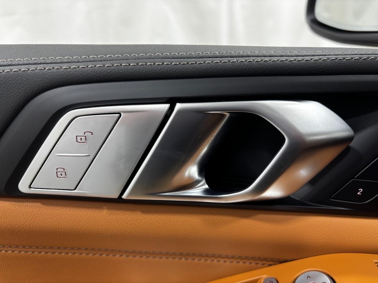 BMW X7 Vehicle Full-screen Gallery Image 36