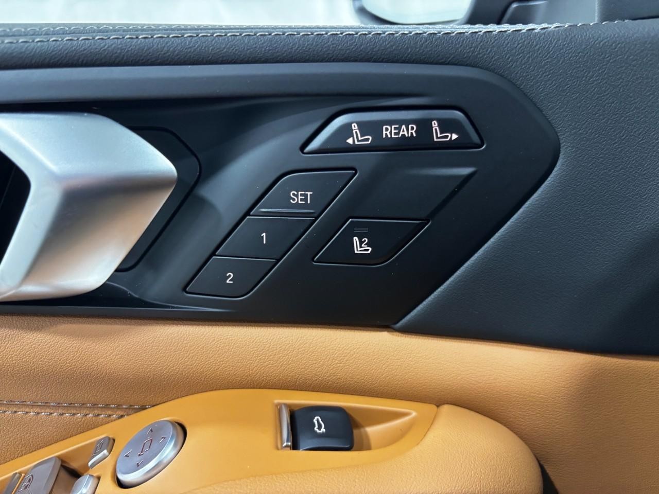 BMW X7 Vehicle Full-screen Gallery Image 37