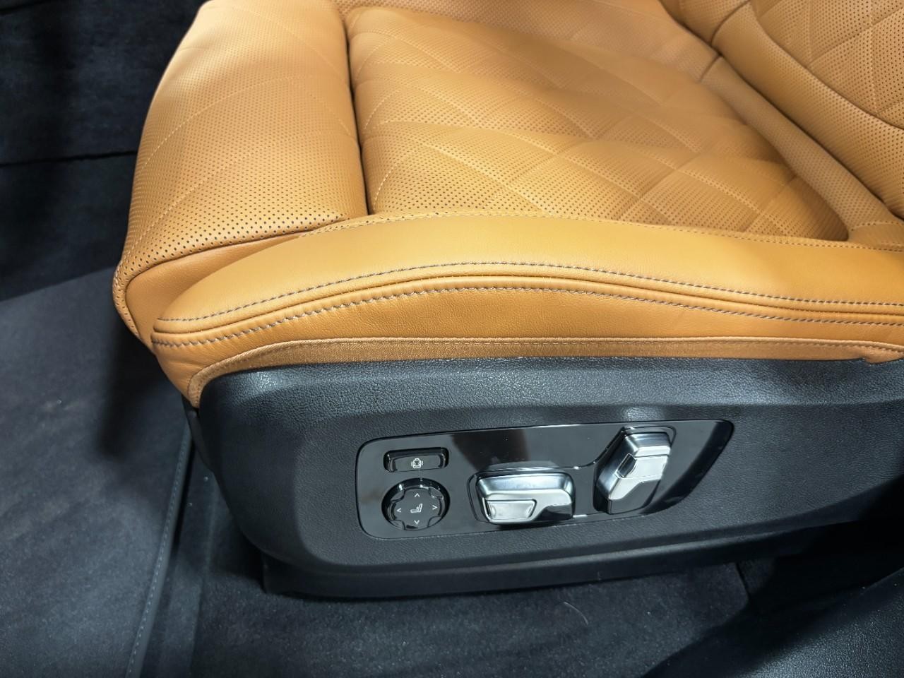 BMW X7 Vehicle Full-screen Gallery Image 40