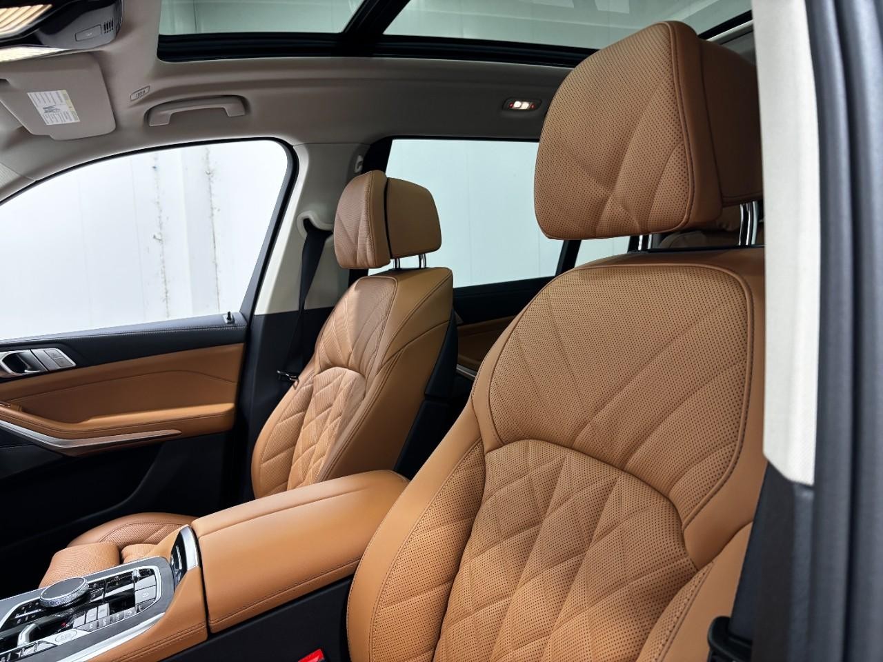 BMW X7 Vehicle Full-screen Gallery Image 41