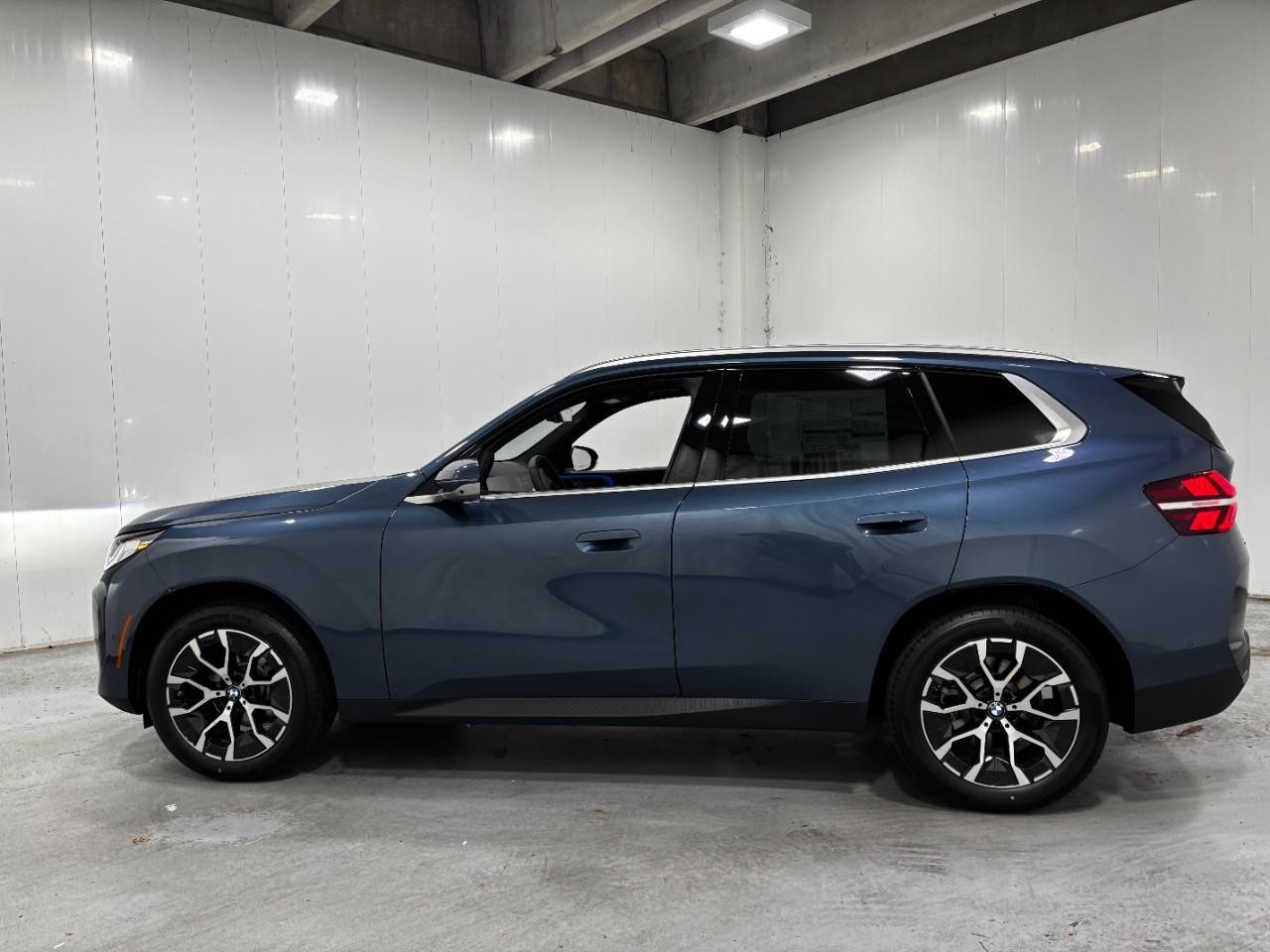 BMW X3 Vehicle Full-screen Gallery Image 2