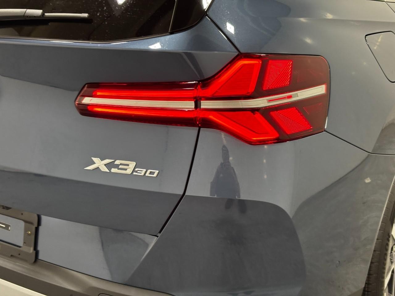 BMW X3 Vehicle Full-screen Gallery Image 12