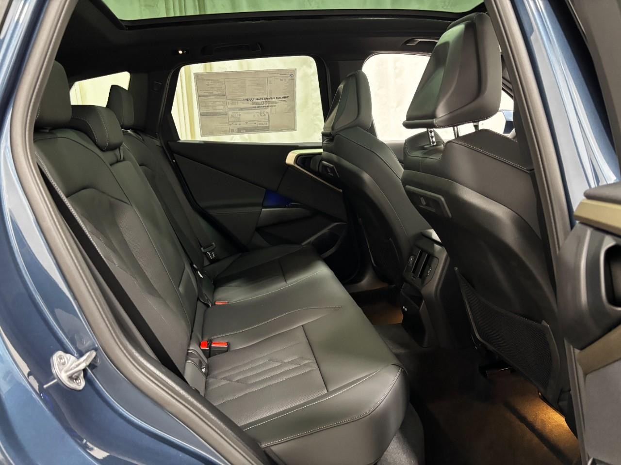 BMW X3 Vehicle Full-screen Gallery Image 13