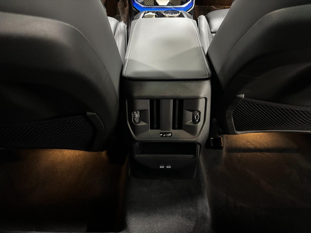 BMW X3 Vehicle Full-screen Gallery Image 18